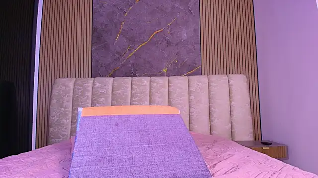 valecastro  online show from December 3, 2025, 7:12 pm