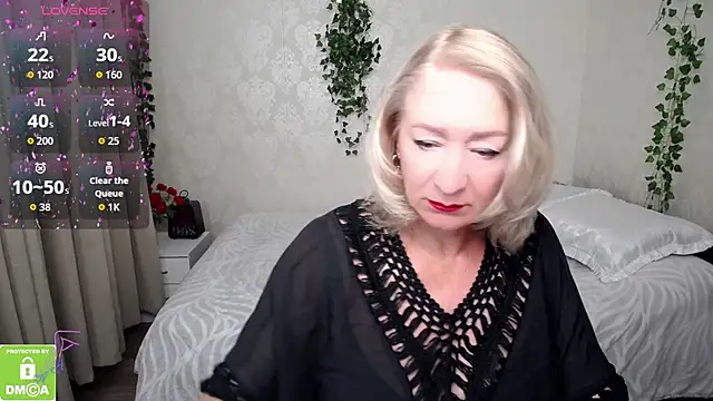 hunters woman online show from September 23, 2025, 12:08 pm