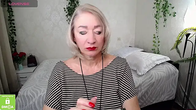 hunters woman online show from October 12, 2025, 5:01 pm