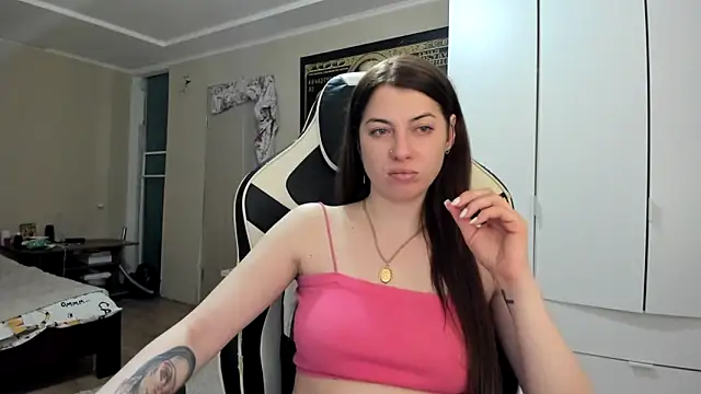 EmiLovsi online show from April 26, 2026, 7:44 pm