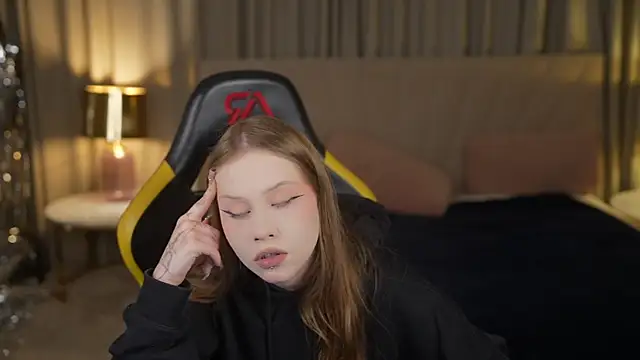 Esmie Smile online show from September 19, 2025, 10:32 pm