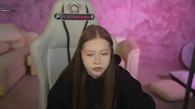 Esmie Smile online show from April 28, 2026, 11:54 pm