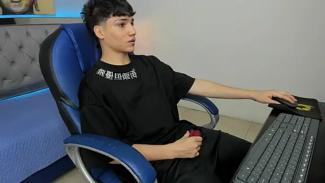 Snapshot of SamBlack_ chatting on May 4, 2026, 8:27 pm SamBlack online show from May 4, 2026, 8:27 pm