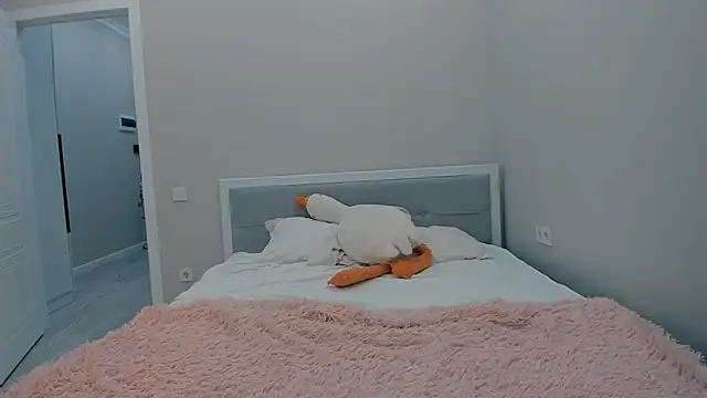 yuna loon online show from October 30, 2025, 1:56 pm