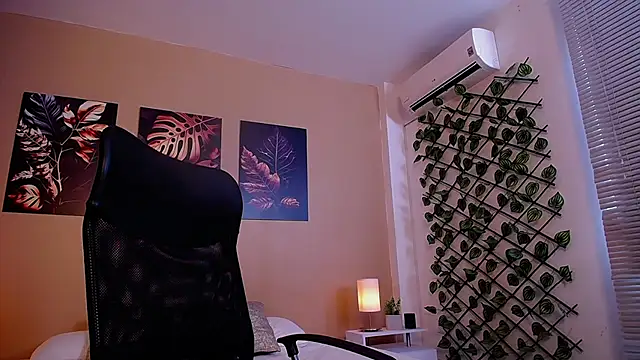 ChristopherBlack  online show from November 5, 2025, 1:11 pm