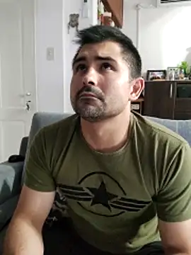 Snapshot of Bradd_32 chatting on December 20, 2025, 2:18 am Bradd 32 online show from December 20, 2025, 2:18 am