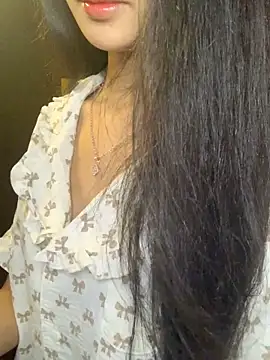 Nhinhi18 online show from April 7, 2026, 3:23 pm