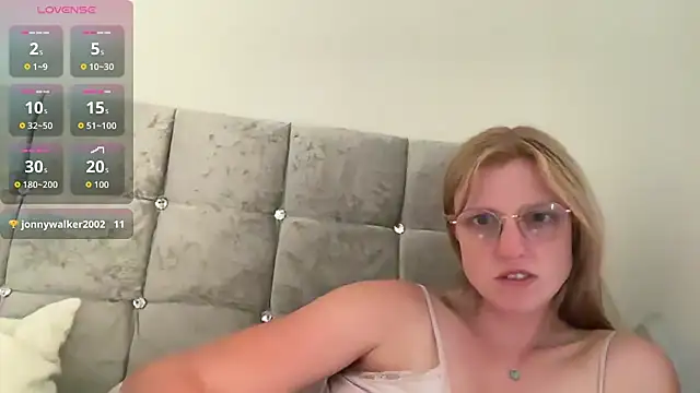 BustyKellyXXX online show from August 3, 2026, 7:17 pm