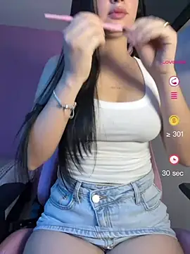 Snapshot of lucy_grey25 chatting on July 18, 2026, 4:33 pm lucy grey25 online show from July 18, 2026, 4:33 pm