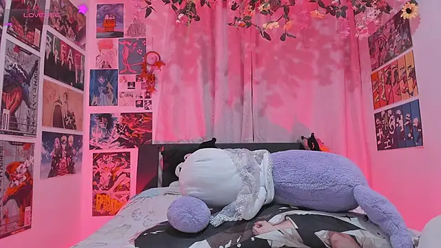 FluffyMelons online show from April 19, 2026, 11:07 pm