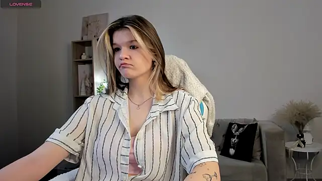 Kati Li online show from November 17, 2025, 10:54 am