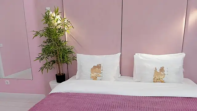 NoraHaynes online show from October 12, 2025, 3:05 am