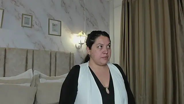 Snapshot of Paula_And chatting on July 22, 2026, 10:40 am Paula And online show from July 22, 2026, 10:40 am