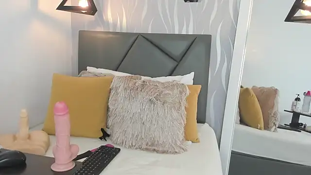 lucia-cute online show from November 29, 2025, 6:44 pm