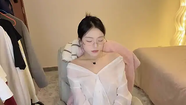 Robin-o3 online show from December 4, 2025, 4:38 pm