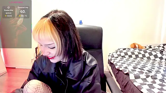 LiyaLuna online show from November 3, 2025, 10:49 am