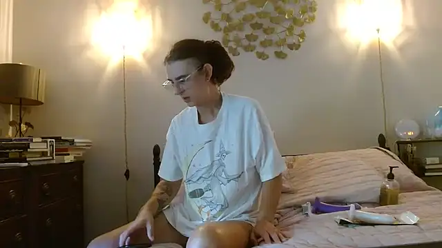 cindwyWow online show from October 8, 2025, 5:21 pm