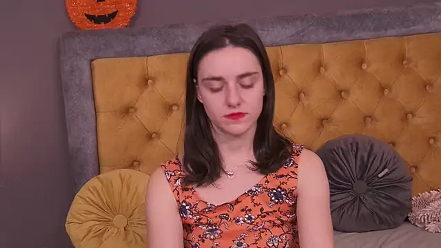 Jessica White  online show from November 28, 2025, 4:48 am