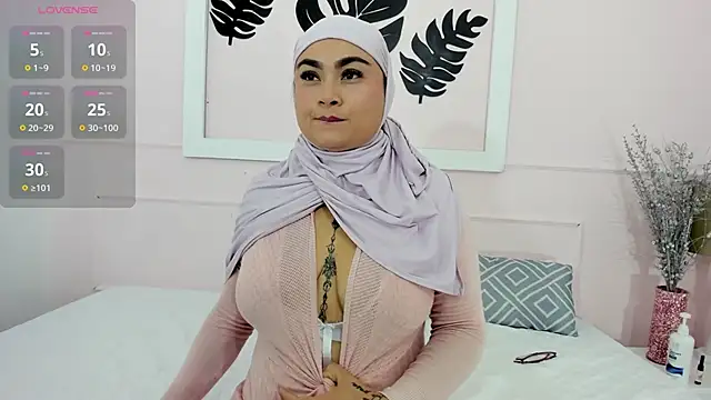 azaharaaa  online show from September 12, 2025, 11:43 am