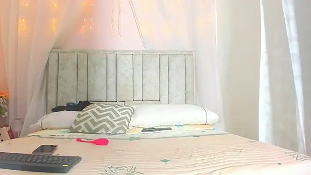 Rachellcooperrr online show from November 7, 2025, 10:37 am