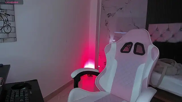 chloesagee online show from October 6, 2025, 10:18 pm