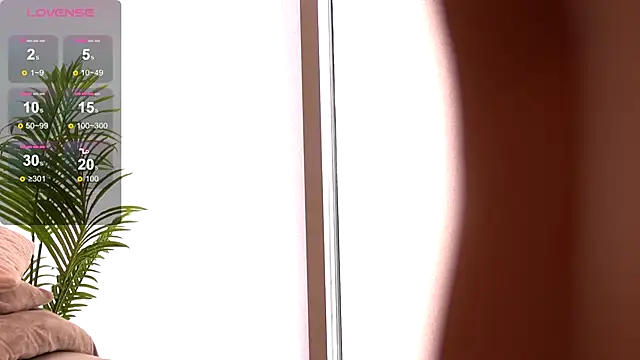 Snapshot of DesiredMia_ chatting on September 23, 2025, 5:43 am DesiredMia online show from September 23, 2025, 5:43 am