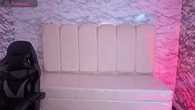 Luna Star v online show from October 14, 2025, 4:02 am