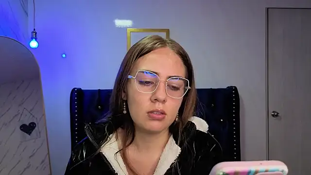 Luna Star v online show from November 8, 2025, 1:11 pm