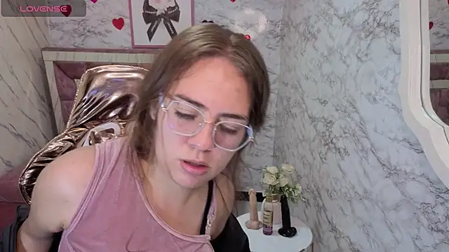 Luna Star v online show from November 15, 2025, 8:38 pm