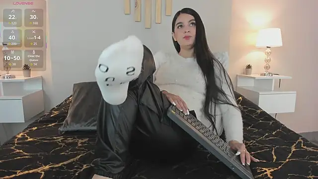 natachadiaz  online show from October 28, 2025, 12:30 pm