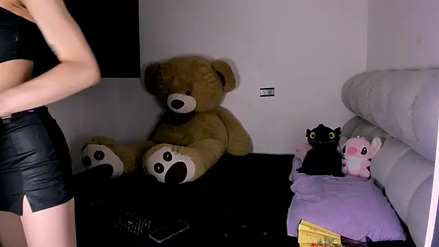 fhalon foxxxys  online show from July 1, 2026, 10:09 pm