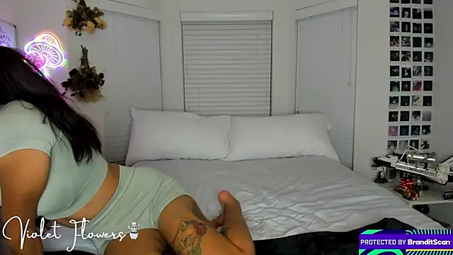 Snapshot of violetttflowers chatting on February 2, 2026, 2:32 am violetttflowers online show from February 2, 2026, 2:32 am