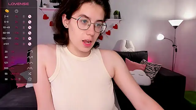 BellaCaress online show from September 9, 2025, 2:33 am