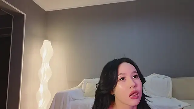 lunajii online show from December 14, 2025, 1:44 am