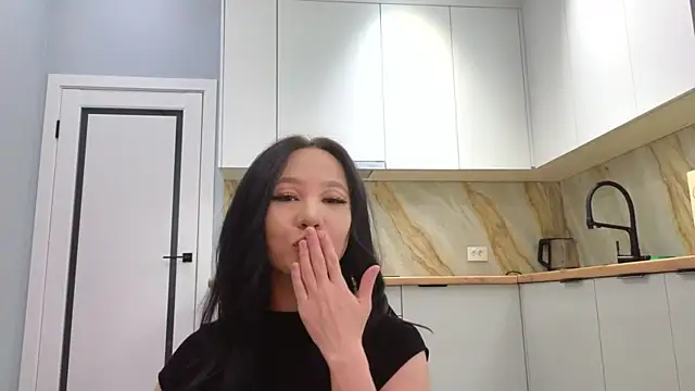 lunajii online show from April 25, 2026, 1:52 am