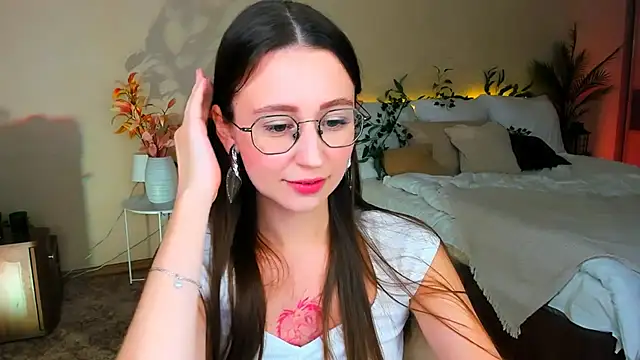 YourLovellyStory online show from November 18, 2025, 5:39 pm