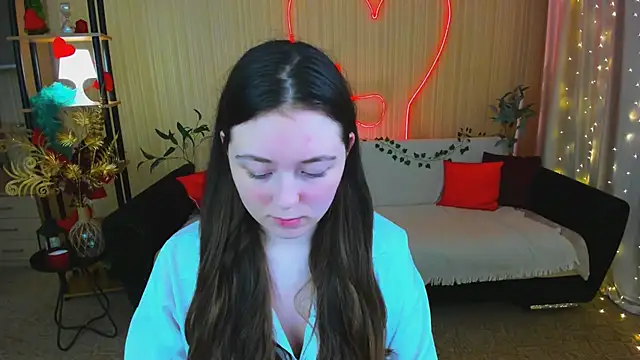 AlluringLookk online show from April 19, 2026, 6:32 pm