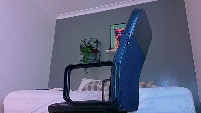 MrFox   online show from April 18, 2026, 7:29 pm