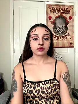 CharmingMaddie online show from December 17, 2025, 4:57 pm