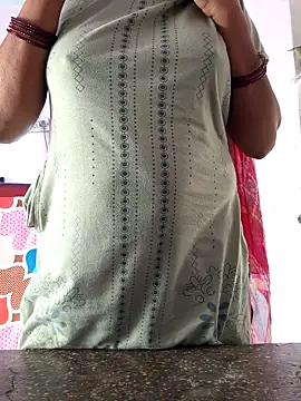 Snapshot of Love-pari077 chatting on April 12, 2026, 1:21 am Love-pari077 online show from April 12, 2026, 1:21 am