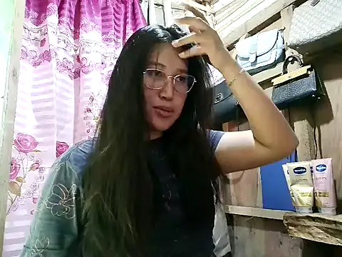 Snapshot of Romantic_Sabrina chatting on August 4, 2026, 12:25 am Romantic Sabrina online show from August 4, 2026, 12:25 am