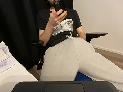 Frankieyyy1 online show from April 16, 2026, 8:09 pm