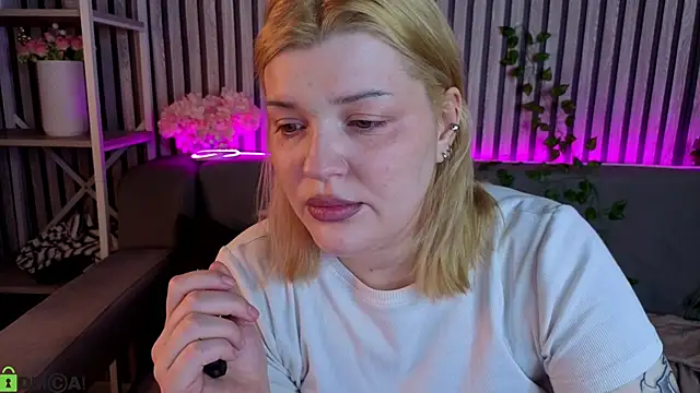 Snapshot of Michele_Greenn chatting on April 28, 2026, 2:27 am Michele Greenn online show from April 28, 2026, 2:27 am