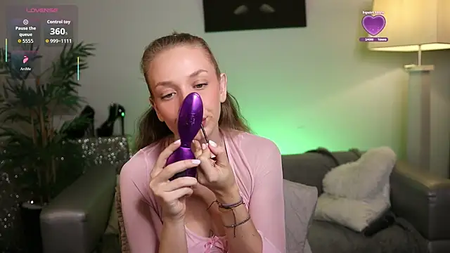 NovaHollisx online show from November 14, 2025, 5:39 am