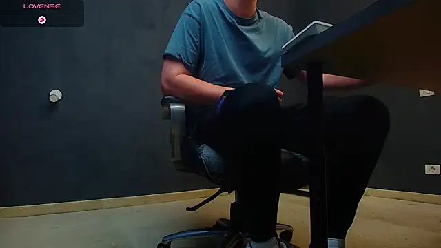 EnzoRace online show from November 1, 2025, 5:53 am