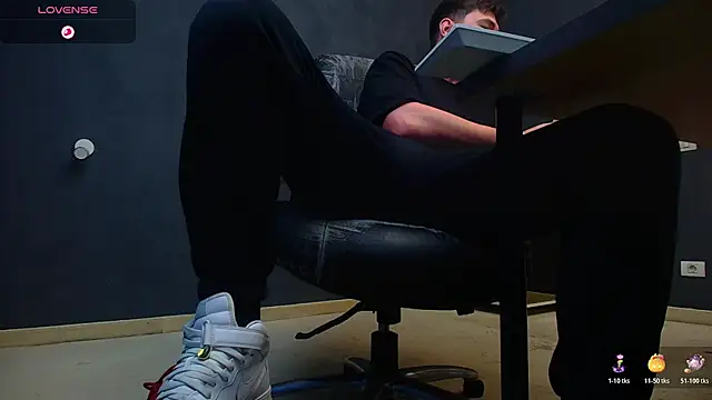 EnzoRace online show from November 2, 2025, 6:38 am