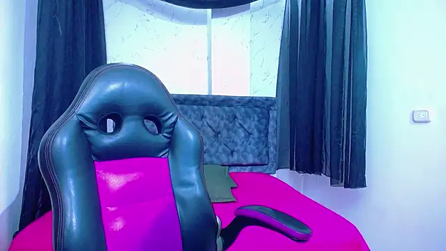 mia  thomson  online show from January 7, 2026, 2:19 pm