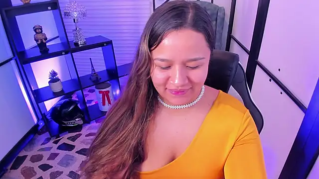 ElaBourn  online show from November 12, 2025, 1:00 pm