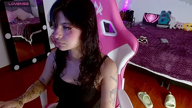 larah uwu online show from September 21, 2025, 7:48 pm