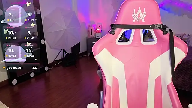 larah uwu online show from November 28, 2025, 7:16 pm